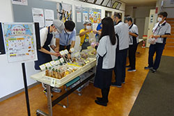 枚方工場でのクッキー販売